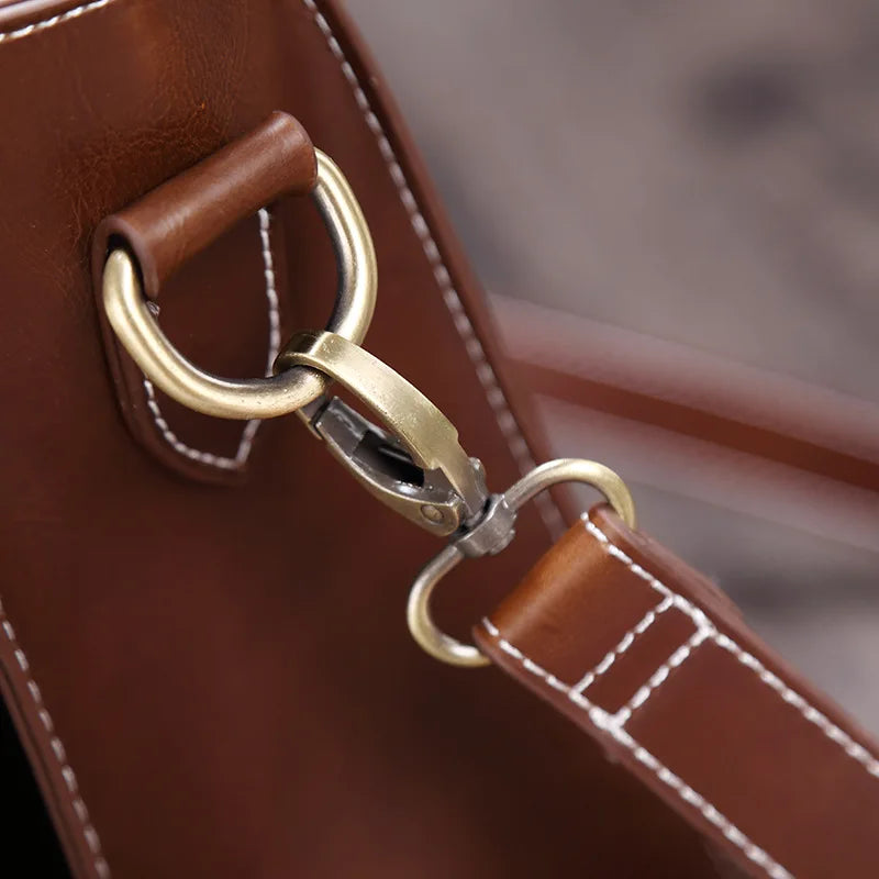 Cinturino in pelle marrone con fibbia in metallo dorato, dettagli cuciti a vista. Accessorio moda elegante, alta qualità, stile classico.