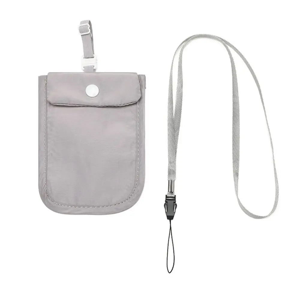 Custodia grigia per smartphone con chiusura a bottone e tracolla regolabile. Accessorio pratico per protezione e trasporto sicuro del telefono.