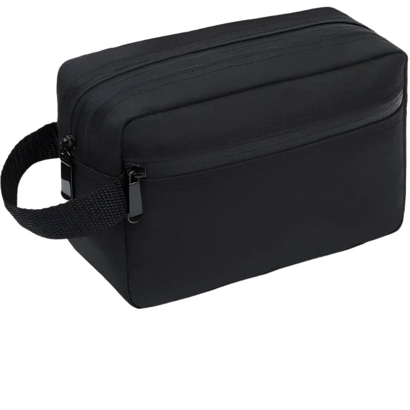 Astuccio da viaggio nero con cerniera, manico laterale, design compatto. Ideale per cosmetici e accessori. Perfetto per organizzazione bagagli.