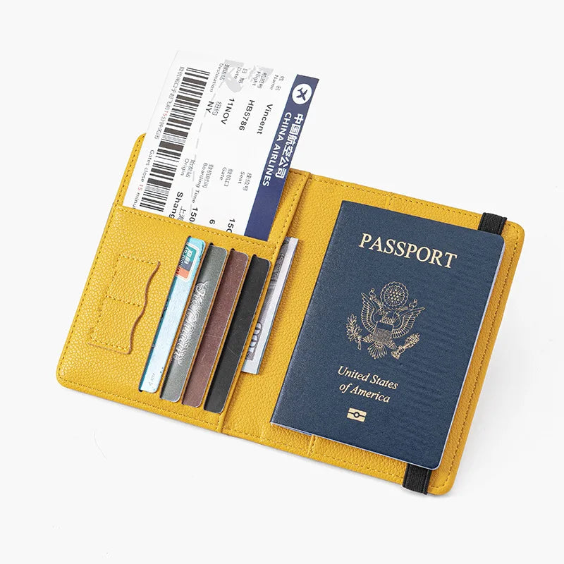 Portafoglio da viaggio giallo con passaporto USA, carte di credito e biglietto aereo. Accessorio organizzato per viaggiatori.