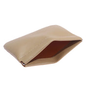 Portafoglio in pelle beige aperto, design minimalista, ideale per uomo e donna. Accessorio elegante e pratico per organizzare carte e contanti.