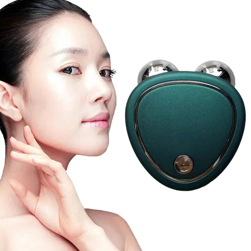 Dispositivo massaggio viso microcorrente verde, donna sorridente, cura della pelle, bellezza, anti-invecchiamento, tonificazione, lifting viso.
