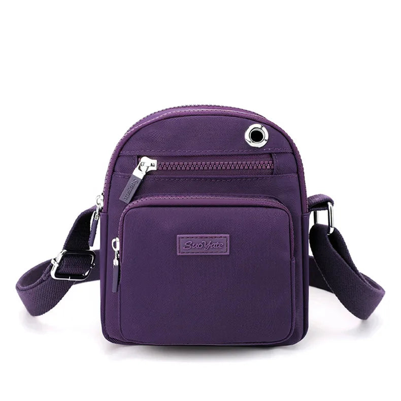 Borsa a tracolla viola in nylon impermeabile con tasche multiple e cerniere, ideale per viaggi e uso quotidiano. Design compatto e funzionale.