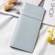 Portafoglio donna in pelle sintetica azzurra su sfondo bianco, design elegante e moderno, accessorio moda, ideale per shopping e regali.