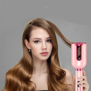 Donna con arricciacapelli automatico rosa, capelli lunghi e ondulati, styling facile, tecnologia avanzata, cura dei capelli, bellezza femminile.
