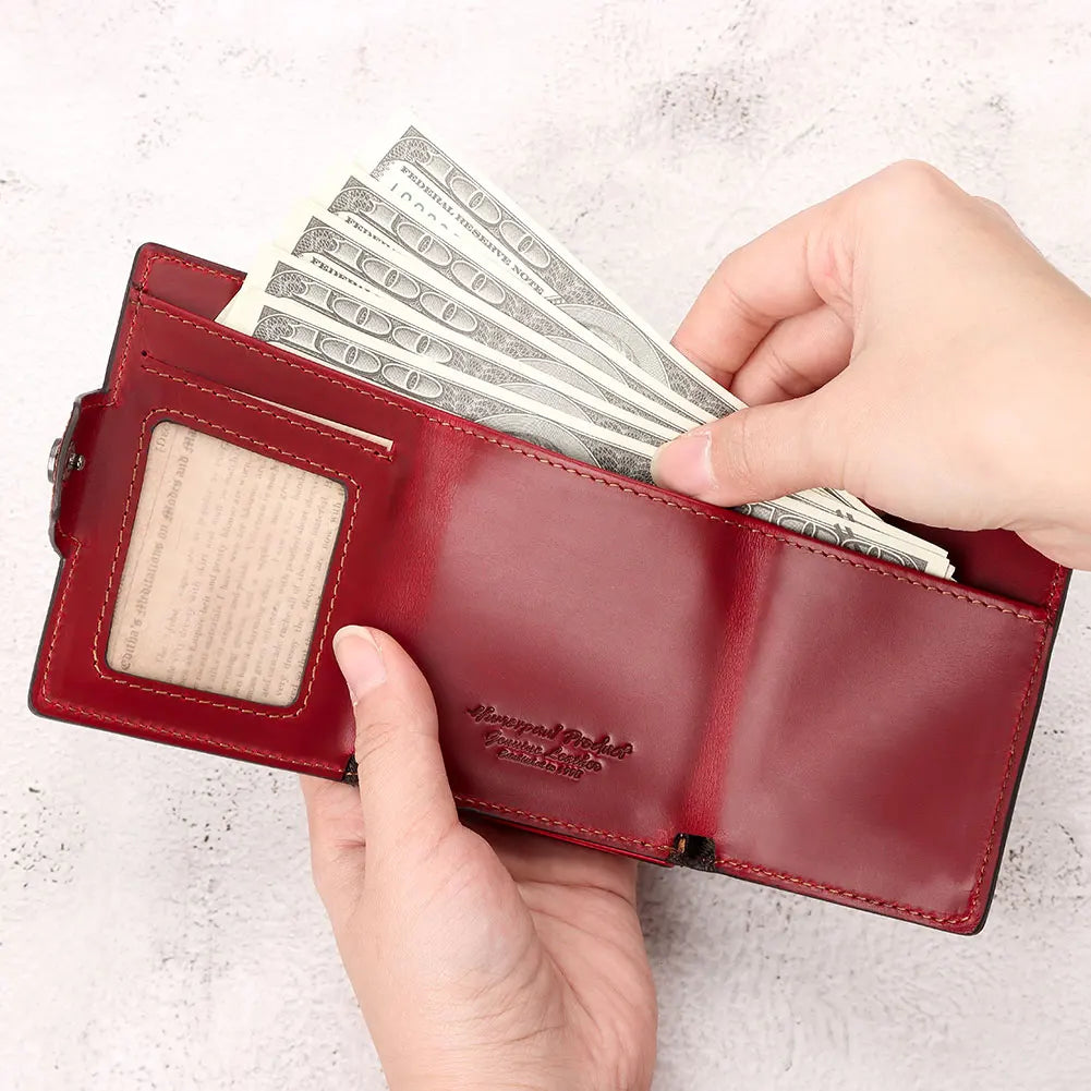 Portafoglio in pelle rossa con banconote in dollari, design elegante, tasca trasparente per documenti, accessorio moda uomo e donna.