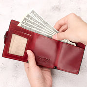 Portafoglio in pelle rossa con banconote in dollari, design elegante, tasca trasparente per documenti, accessorio moda uomo e donna.