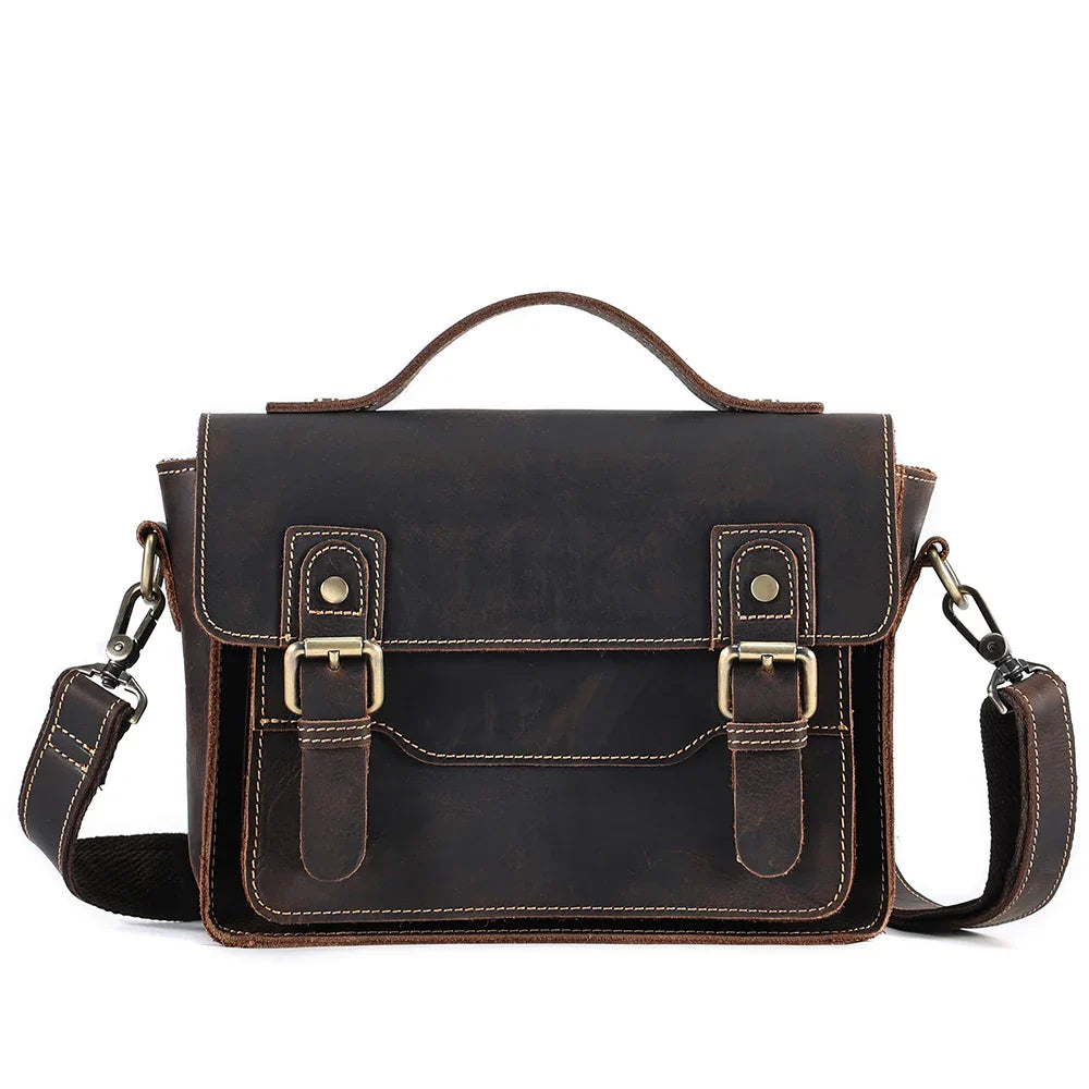 Borsa a tracolla in pelle marrone scuro, design vintage, fibbie in metallo, manico superiore, ideale per uomo, stile retrò elegante.