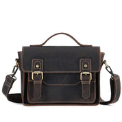 Borsa a tracolla in pelle marrone scuro, design vintage, fibbie in metallo, manico superiore, ideale per uomo, stile retrò elegante.