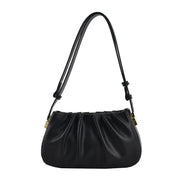 Borsa a spalla nera in pelle, design elegante con pieghe, chiusura a zip, tracolla regolabile, accessorio moda donna, stile contemporaneo.