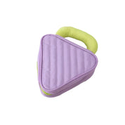 Borsa a forma di fetta di torta viola con manico verde, design originale, accessorio moda unico, perfetto per look creativi e distintivi.