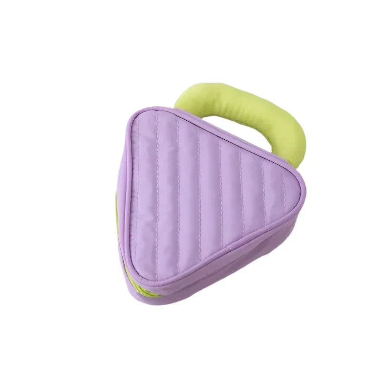 Borsa a forma di fetta di torta viola con manico verde, design originale, accessorio moda unico, perfetto per look creativi e distintivi.