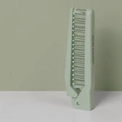 Pettine pieghevole verde salvia, design compatto, ideale per capelli lisci e ricci. Accessorio da viaggio, leggero e pratico per styling quotidiano.