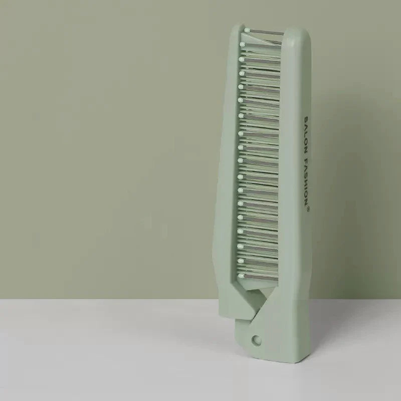 Pettine pieghevole verde salvia, design compatto, ideale per capelli lisci e ricci. Accessorio da viaggio, leggero e pratico per styling quotidiano.