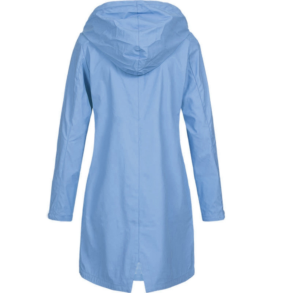 Cappotto impermeabile donna azzurro con cappuccio, design lungo, ideale per pioggia e outdoor. Tessuto leggero e resistente.