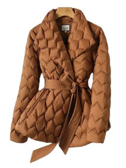 Giacca trapuntata marrone con cintura, design a rombi, maniche lunghe, ideale per l'inverno. Moda donna, abbigliamento caldo e trendy.