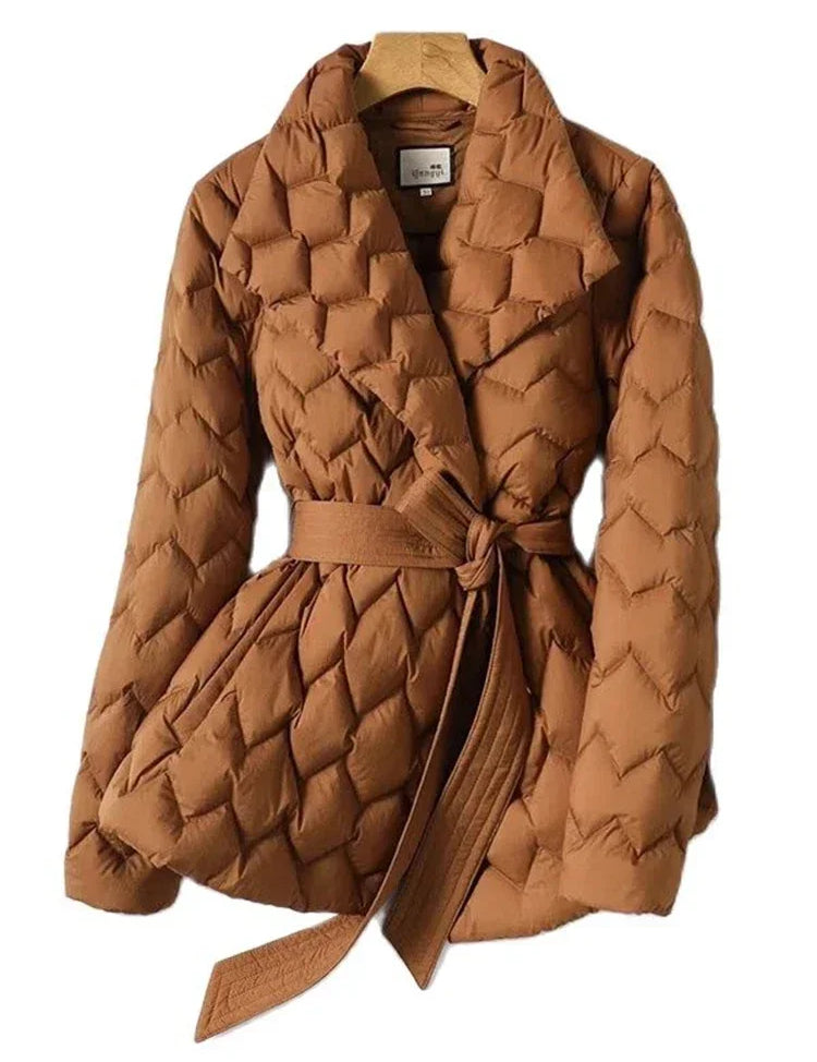 Giacca trapuntata marrone con cintura, design a rombi, maniche lunghe, ideale per l'inverno. Moda donna, abbigliamento caldo e trendy.