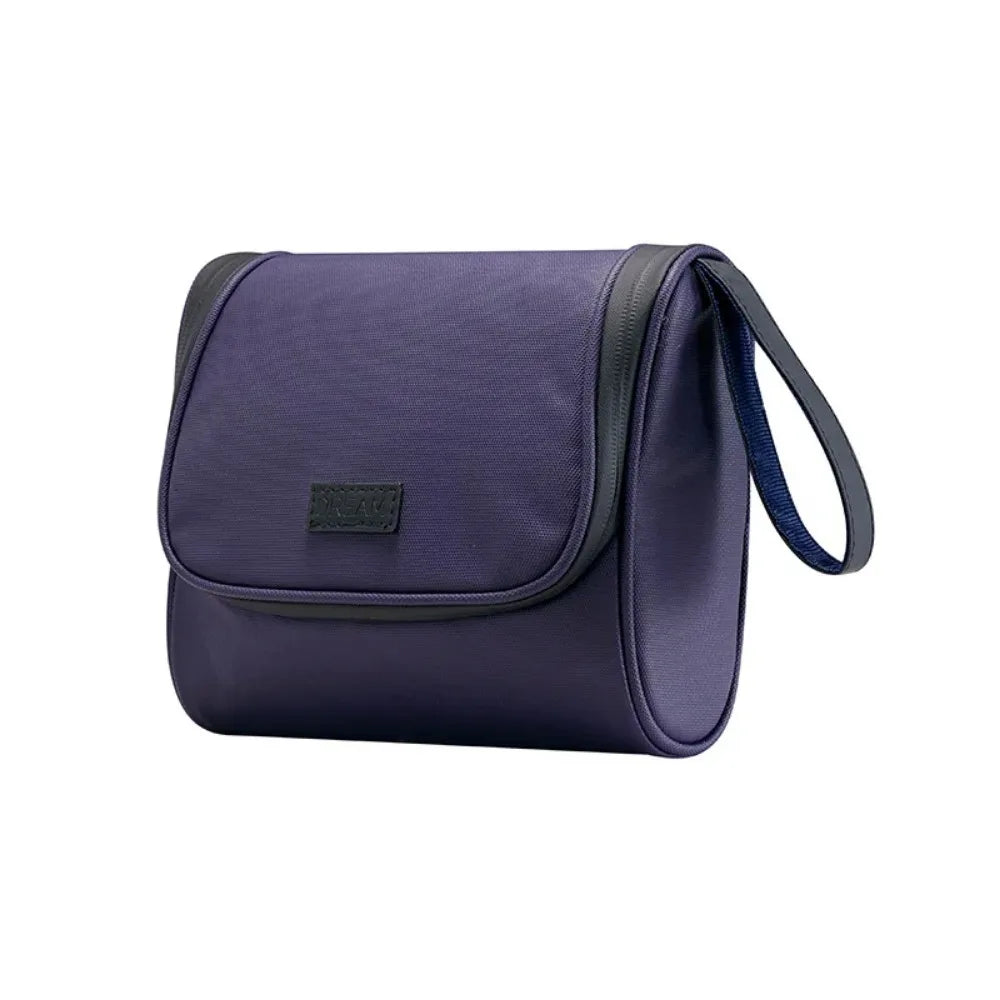 Borsa da toilette viola con manico, design compatto e chiusura a zip. Ideale per viaggi, organizzazione cosmetici e accessori personali.