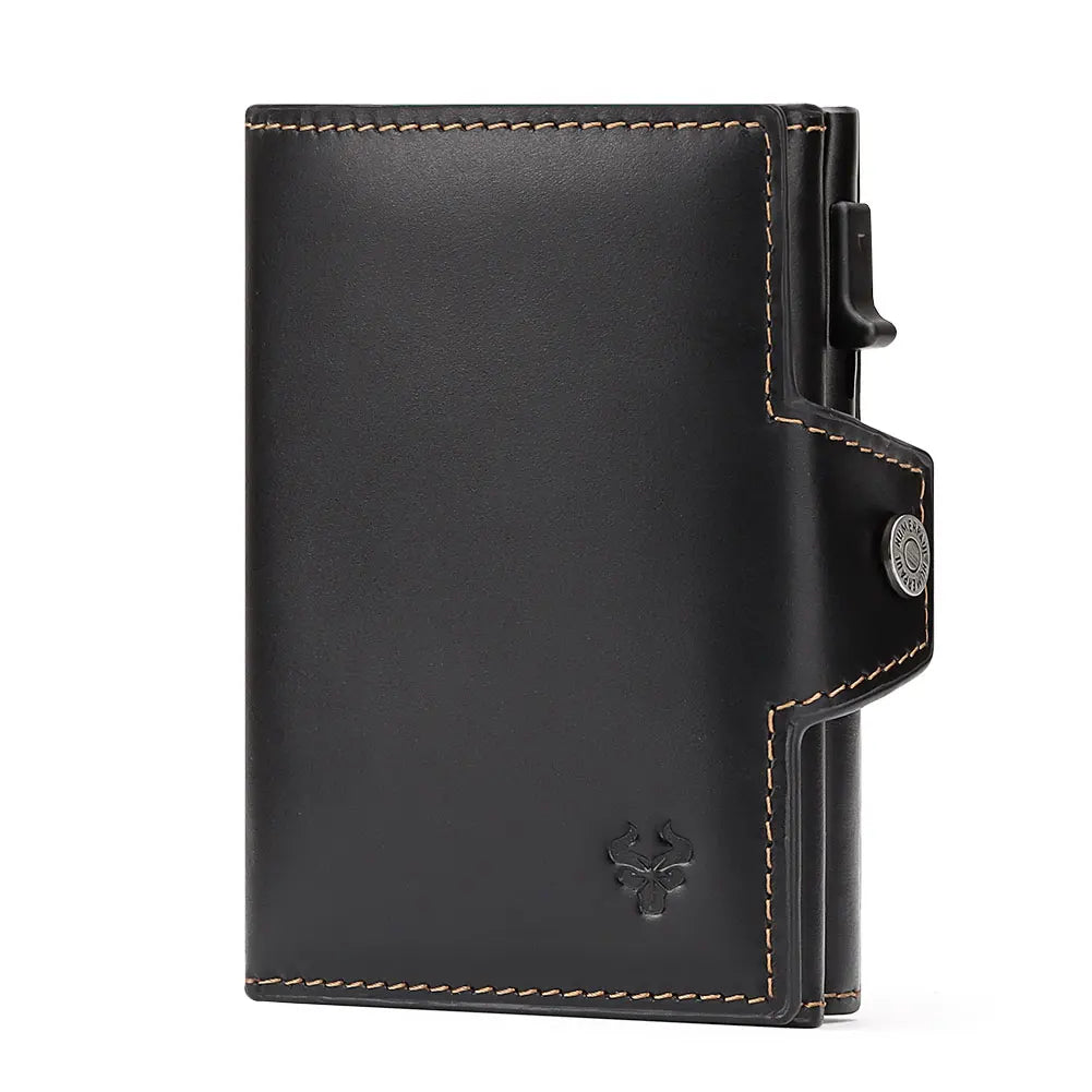 Portafoglio uomo in pelle nera con cuciture a contrasto, design compatto, chiusura a bottone, logo inciso. Accessorio elegante e funzionale.