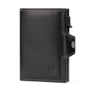 Portafoglio uomo in pelle nera con cuciture a contrasto, design compatto, chiusura a bottone, logo inciso. Accessorio elegante e funzionale.