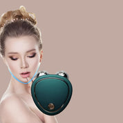 Donna con dispositivo massaggio viso verde, design ergonomico, per tonificazione e lifting pelle. Strumento bellezza, cura del viso, anti-età.