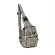 Zaino monospalla mimetico grigio, design compatto e resistente, ideale per escursioni e attività all'aperto. Tasche multiple, tracolla regolabile.