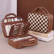 Borsa organizer cosmetici marrone con motivo a scacchi, tasche trasparenti e manico, ideale per viaggi e trucco, su sfondo neutro.