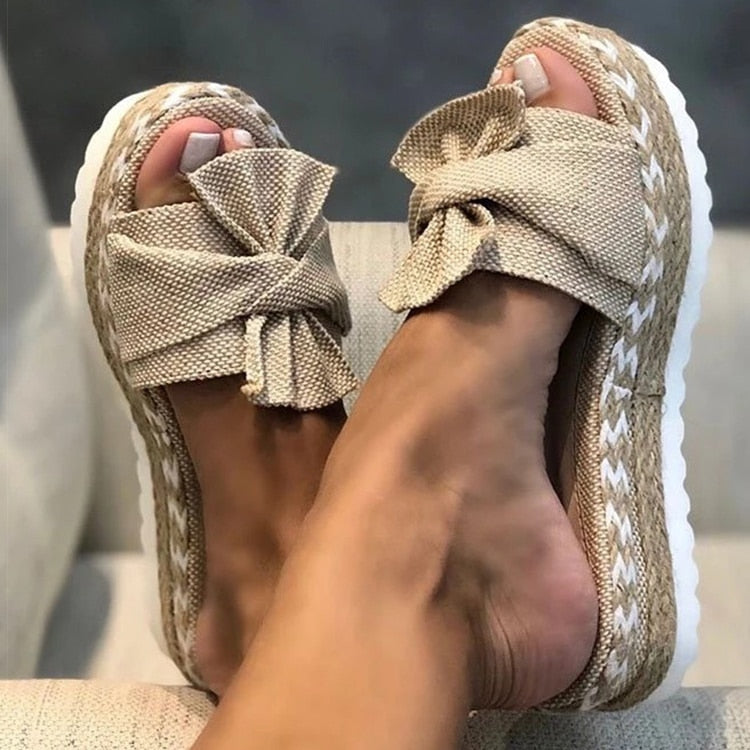 Sandali estivi donna in tessuto beige con fiocco, suola in corda intrecciata e gomma bianca. Scarpe moda casual eleganti e comode.