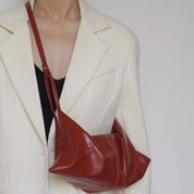 Borsa a tracolla in pelle rossa su giacca bianca elegante, moda donna, accessorio di tendenza, stile minimalista, abbigliamento casual chic.