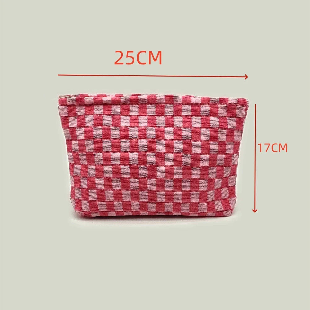 Borsa a scacchi rosa e bianca, dimensioni 25x17 cm, design moderno, accessorio moda donna, ideale per organizzare cosmetici e piccoli oggetti.