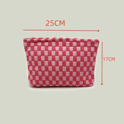 Borsa a scacchi rosa e bianca, dimensioni 25x17 cm, design moderno, accessorio moda donna, ideale per organizzare cosmetici e piccoli oggetti.