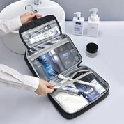 Borsa da toilette aperta con prodotti per la cura personale maschile, inclusi shampoo, deodorante, crema e spazzolino, su lavandino moderno.
