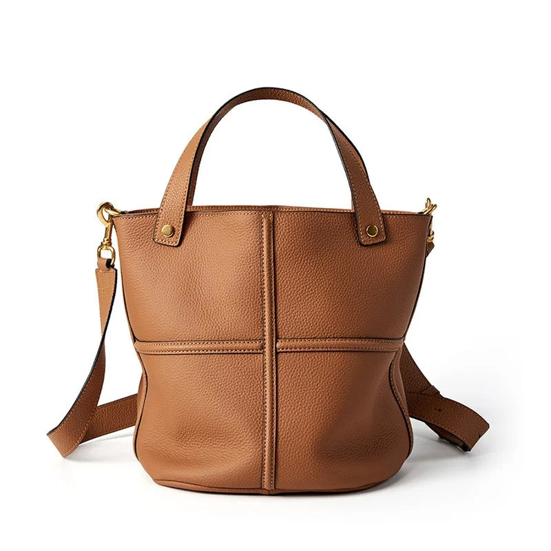 Borsa a tracolla in pelle marrone, design elegante con manici corti e tracolla regolabile. Accessorio moda donna, stile casual chic.