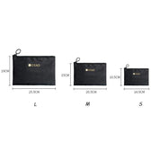 Tre astucci neri di diverse dimensioni con logo "OSND", misure: L 25,5x19 cm, M 20,5x15 cm, S 14,5x10,5 cm. Ideali per organizzazione e viaggio.