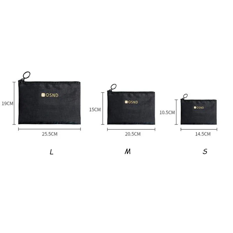 Tre astucci neri di diverse dimensioni con logo "OSND", misure: L 25,5x19 cm, M 20,5x15 cm, S 14,5x10,5 cm. Ideali per organizzazione e viaggio.