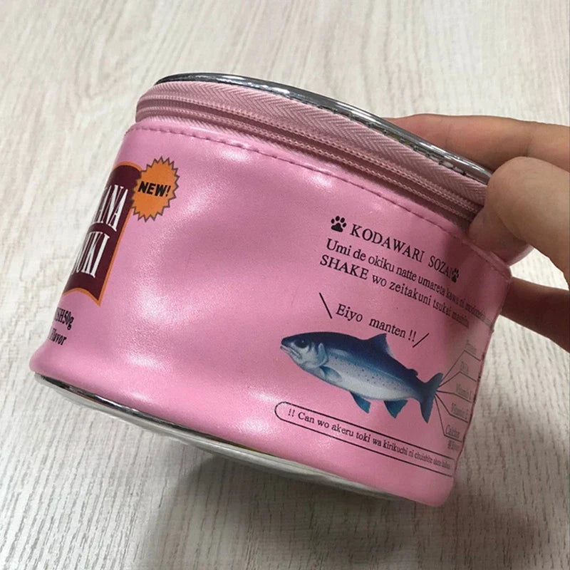 Barattolo di cibo per gatti rosa con immagine di pesce, etichetta "KODAWARI SOZAI", su superficie in legno chiaro. Cibo umido per gatti, alta qualità.