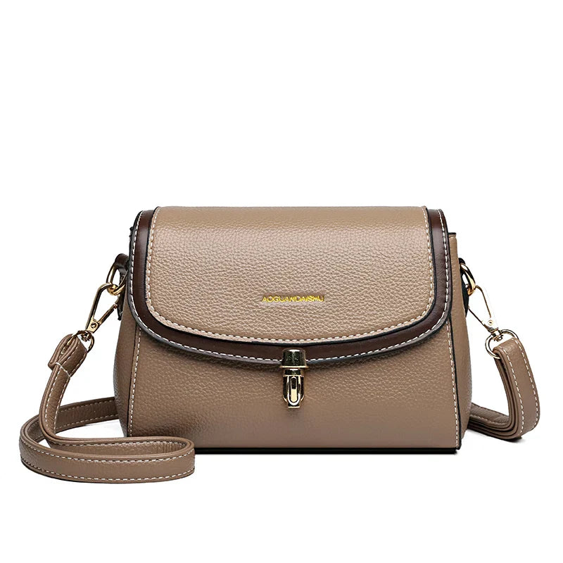 Borsa a tracolla in pelle marrone chiaro con chiusura a scatto dorata, dettagli cuciti, e tracolla regolabile. Elegante accessorio moda donna.