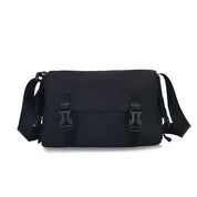 Borsa a tracolla nera unisex, design moderno, chiusura a fibbia, ideale per lavoro e viaggio. Materiale resistente, stile casual ed elegante.