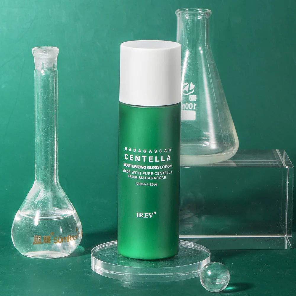 Bottiglia di lozione idratante Centella Madagascar su sfondo verde con beute di laboratorio. Cura della pelle, ingredienti naturali, 120ml.