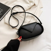 Borsa a tracolla nera in pelle, design elegante e moderno, su sfondo bianco. Accessorio moda donna, perfetto per ogni occasione.