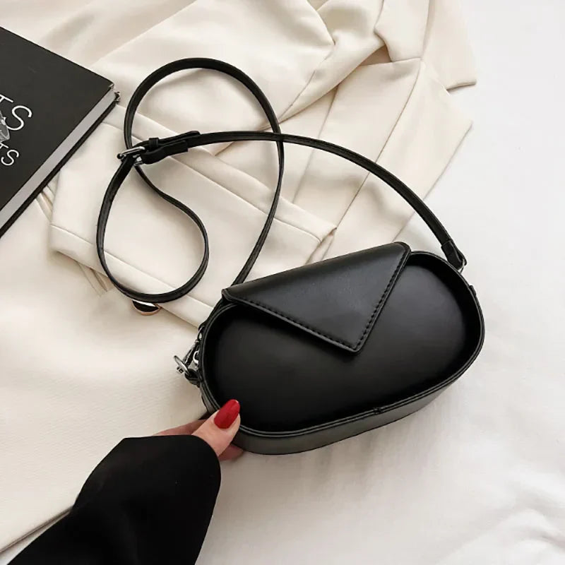 Borsa a tracolla nera in pelle, design elegante e moderno, su sfondo bianco. Accessorio moda donna, perfetto per ogni occasione.
