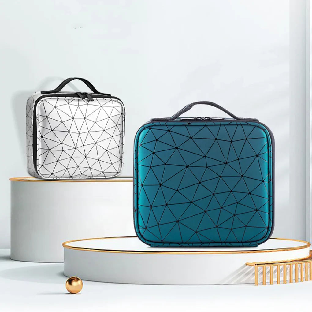 Due eleganti valigette rigide con motivo geometrico, una bianca e una blu, su piedistalli bianchi. Design moderno, ideale per viaggi e lavoro.