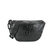 Marsupio in pelle nera con tracolla regolabile, design moderno e chiusura a zip. Accessorio moda unisex, ideale per viaggi e uso quotidiano.