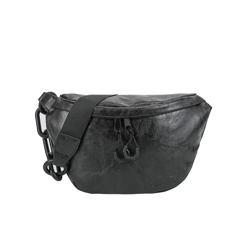 Marsupio in pelle nera con tracolla regolabile, design moderno e chiusura a zip. Accessorio moda unisex, ideale per viaggi e uso quotidiano.