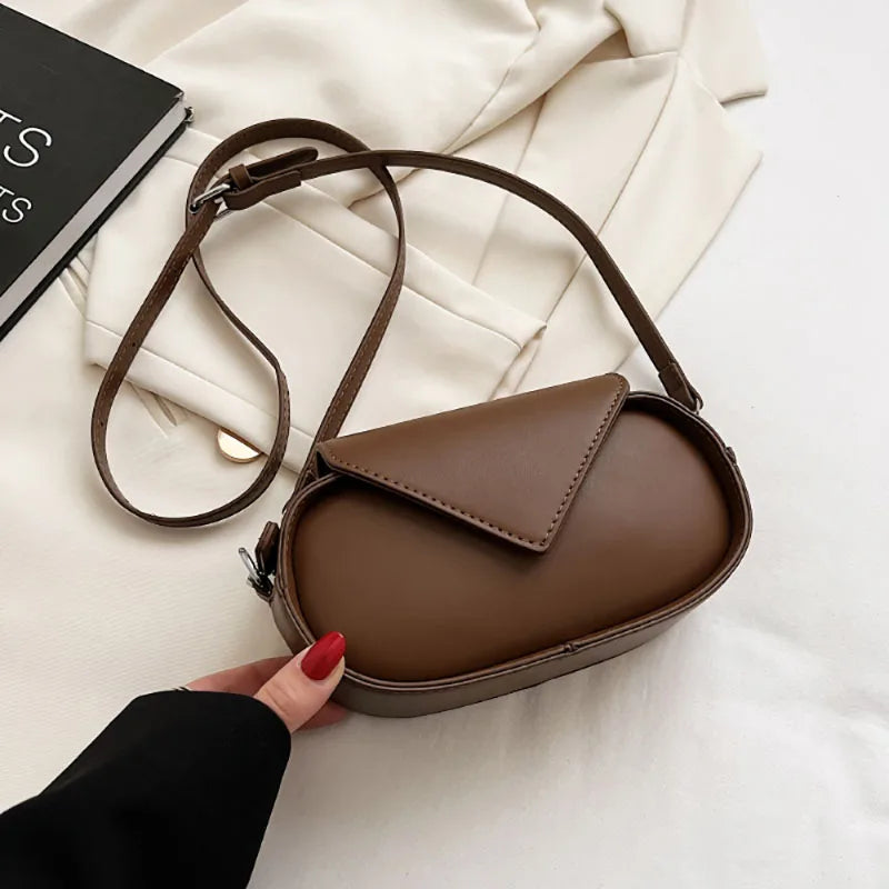 Borsa a tracolla marrone in pelle, design elegante e moderno, chiusura a patta, ideale per moda donna, accessorio versatile e chic.