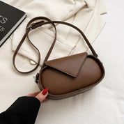 Borsa a tracolla marrone in pelle, design elegante e moderno, chiusura a patta, ideale per moda donna, accessorio versatile e chic.
