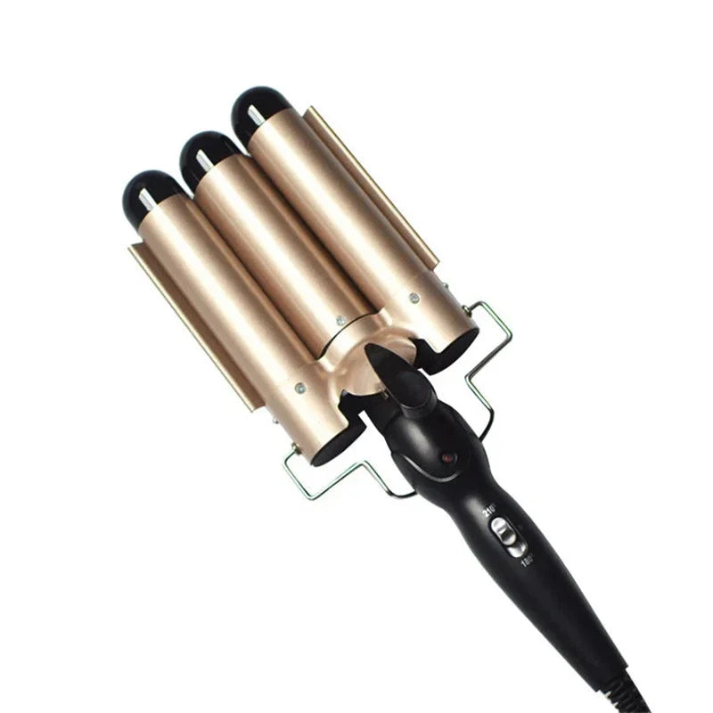 Ferro arricciacapelli triplo in ceramica dorata, manico nero ergonomico, ideale per onde morbide, styling capelli professionale, riscaldamento rapido.
