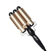 Ferro arricciacapelli triplo in ceramica dorata, manico nero ergonomico, ideale per onde morbide, styling capelli professionale, riscaldamento rapido.