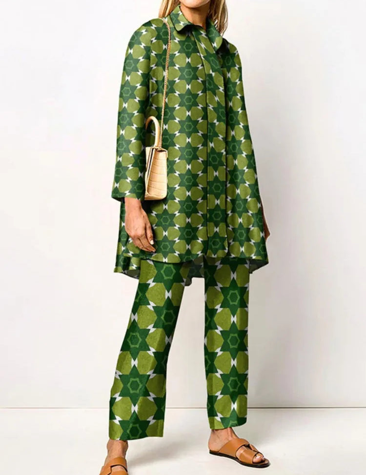 Donna in abito verde con motivo geometrico, borsa a tracolla beige e sandali marroni. Moda femminile elegante, abbigliamento casual chic.