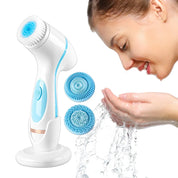 Donna che utilizza spazzola elettrica per pulizia viso con testine intercambiabili blu, ideale per esfoliazione e cura della pelle.